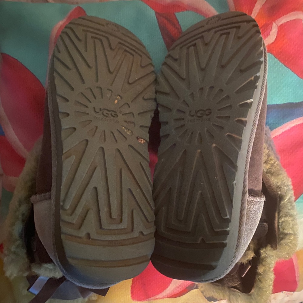 UGG Mini Bailey Bow two tone grey and brown, small flaw on right boot - Picture 10 of 13